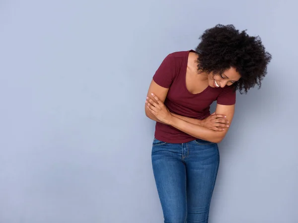 Retrato Una Atractiva Joven Negra Moderna Riendo Con Los Brazos — Foto de Stock