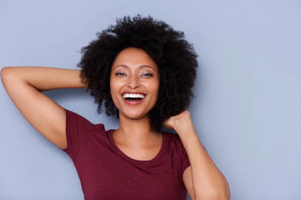 灰色の背景に巻き毛で手の笑いを持つアフリカ系アメリカ人の女性の肖像画 — ストック写真