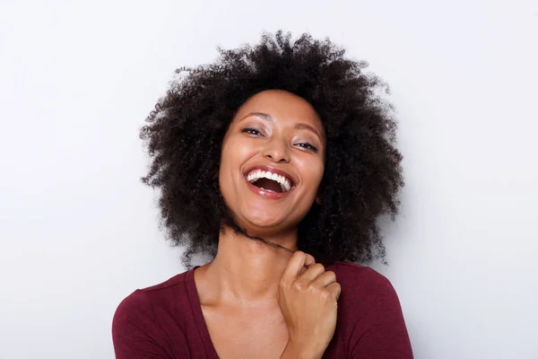 クローズ アップの髪と笑って手を陽気な若いアフリカ女性の肖像画 — ストック写真