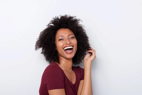 クローズ アップ ホワイト バック グラウンドに対して笑ってうれしそうな若いアフリカ女性の肖像画 — ストック写真