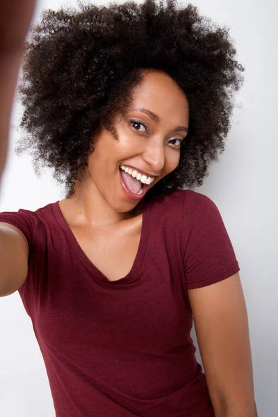 Portret Van Mooie Jonge Vrouw Lachen Het Nemen Van Selfie — Stockfoto