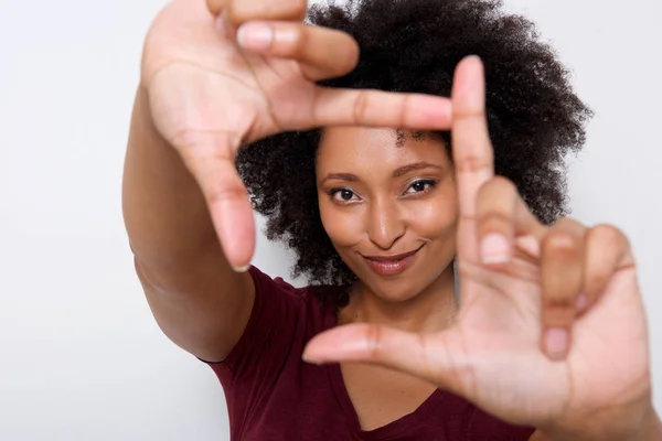 Portræt Ung Afrikansk Kvinde Gør Ramme Med Fingrene Mod Hvid - Stock-foto