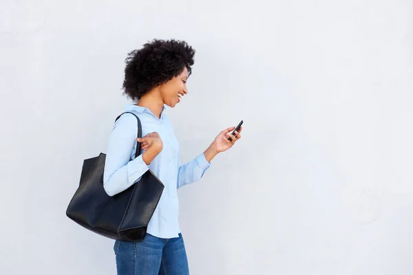 Oldalán Álló Boldog Fekete Nőt Walking Mobiltelefon Pénztárca Szürke Háttér — Stock Fotó