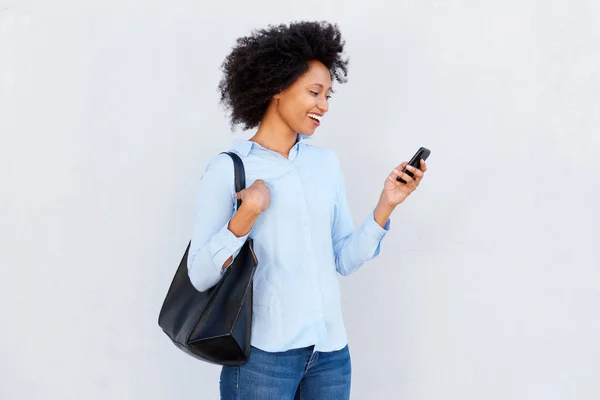 Portret Van Lachende Vrouw Bedrijf Portemonnee Mobiele Telefoon Tegen Een — Stockfoto