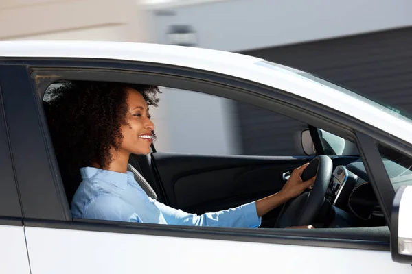 Retrato Lateral Jovem Mulher Africana Carro Condução — Fotografia de Stock