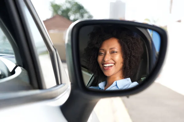 Ritratto Riflessione Nello Specchio Laterale Una Donna Africana Sorridente Che — Foto Stock