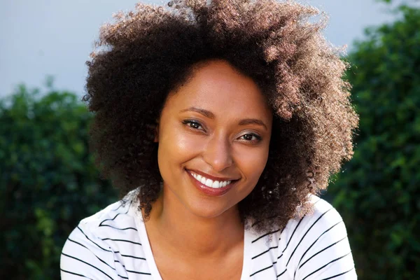 Primer Plano Retrato Hermosa Joven Africana Sonriendo Aire Libre — Foto de Stock