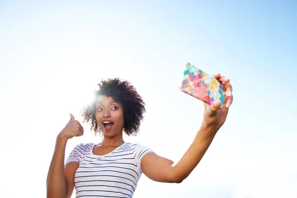 Porträtt Unga Afroamerikanska Kvinna Tar Selfie Med Mobiltelefon — Stockfoto