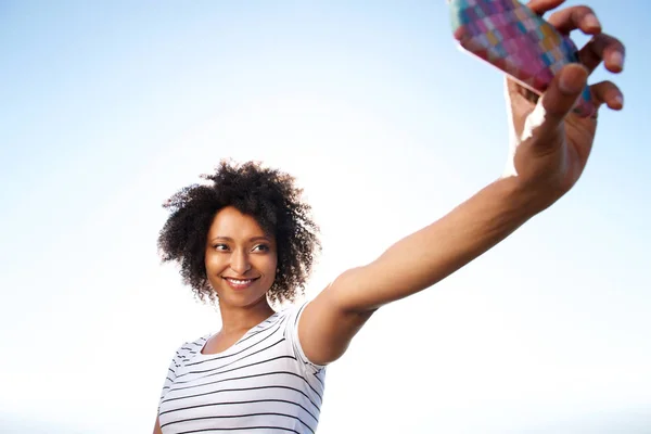 Retrato Una Mujer Joven Bonita Tomando Selfie Con Teléfono Celular — Foto de Stock