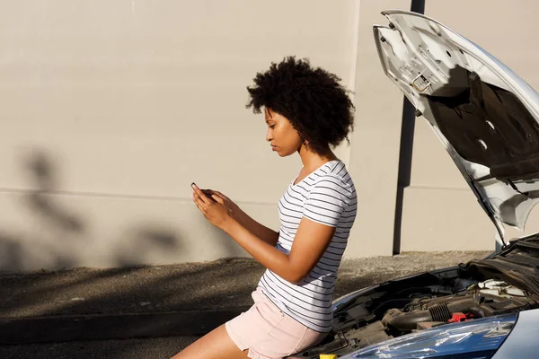 Straně Portrét Mladá Černoška Stál Porouchaný Auta Pomocí Mobilního Telefonu — Stock fotografie