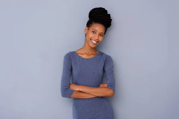 Portrait Jeune Fille Mignonne Debout Avec Les Bras Croisés Souriant — Photo