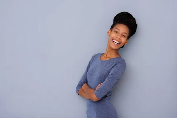 Retrato Bonito Jovem Afro Americano Menina Rindo Contra Fundo Cinza — Fotografia de Stock