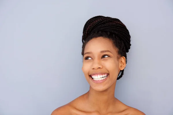 Close Retrato Bonito Jovem Olhando Para Longe Sorrindo Contra Parede — Fotografia de Stock