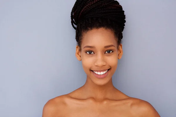 Close Retrato Uma Jovem Mulher Atraente Contra Parede Cinza Com — Fotografia de Stock