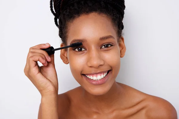 Close Portrait Attractive African Woman Applying Mascara Her Eyelashes — Stock Photo, Image