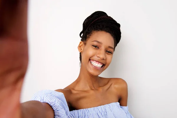 Retrato Bela Jovem Mulher Rindo Tomando Selfie Contra Parede Branca — Fotografia de Stock