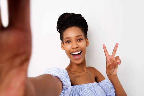 Portrait Smiling Young African Girl Making Peace Sign Selfie White — Stock Photo, Image