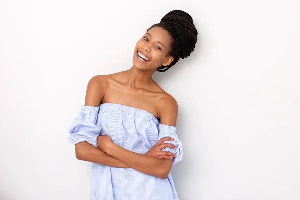 Portret Van Stijlvolle Jonge Zwarte Vrouw Lachend Tegen Witte Achtergrond — Stockfoto