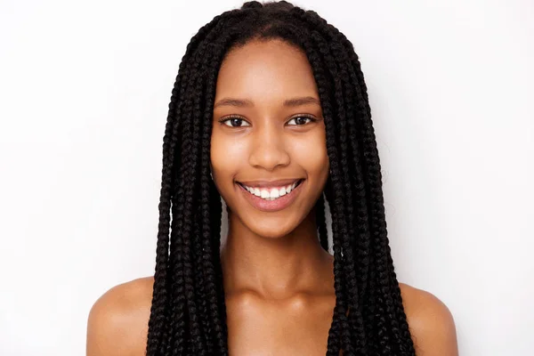 Retrato Cerca Una Joven Afroamericana Sonriente Con Trenzas Sobre Fondo — Foto de Stock