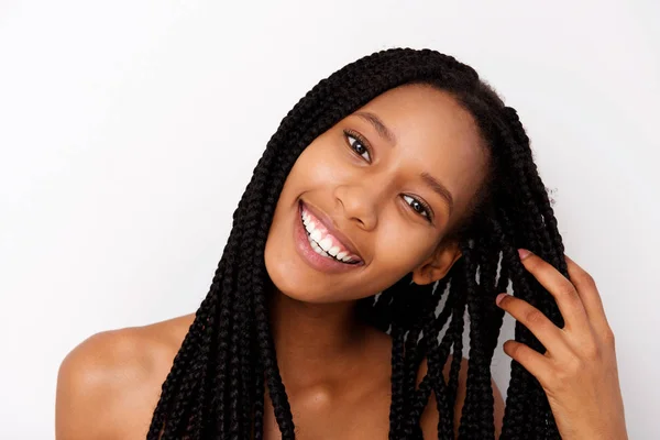 Крупный План Портрета Веселой Молодой Африканской Женщины Плетеными Волосами — стоковое фото