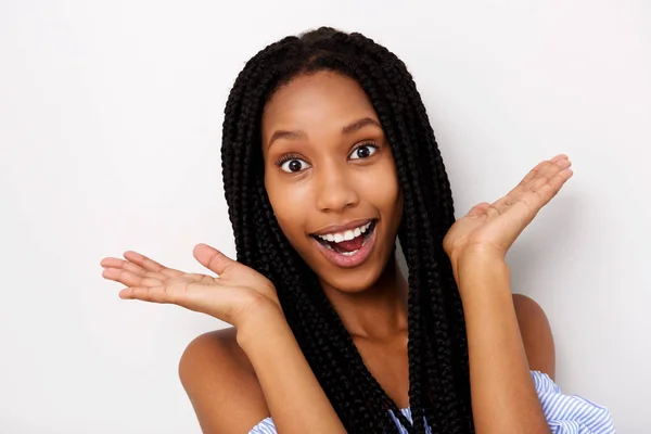 Zblízka Portrét Mladé Africké Ženy Hledají Překvapeně Bílém Pozadí — Stock fotografie