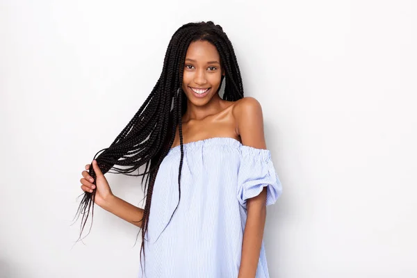 Retrato Bela Mulher Afro Americana Com Cabelo Trançado Sorrindo Contra — Fotografia de Stock