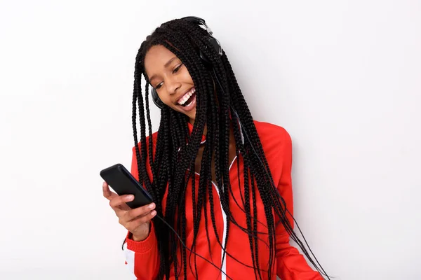 Retrato Una Joven Afroamericana Genial Escuchando Música Con Auriculares Teléfono — Foto de Stock
