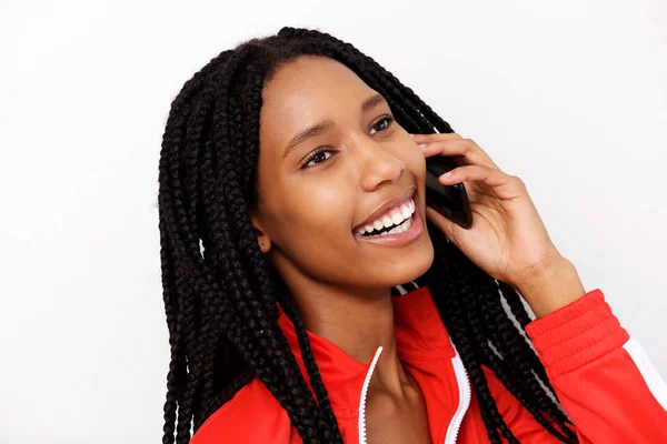 Portret Uśmiechnięta Dziewczyna Afryki Plecionej Włosy Pomocą Telefonów Komórkowych Białym — Zdjęcie stockowe