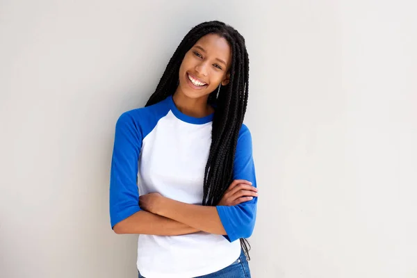 Portrait Cool Jeune Fille Africaine Debout Avec Les Bras Croisés — Photo