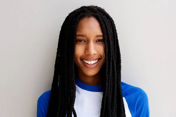 Közelről Mosolyogva Fonott Hajú Afrikai Amerikai Lány Portréja — Stock Fotó