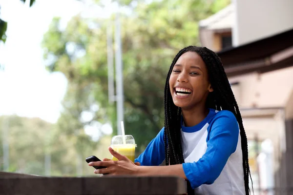 Retrato Una Joven Africana Con Teléfono Celular Riéndose Cafetería Aire —  Fotos de Stock