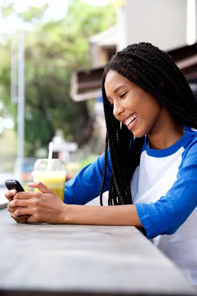 Retrato Lateral Jovem Menina Africana Legal Usando Smartphone Café Livre — Fotografia de Stock
