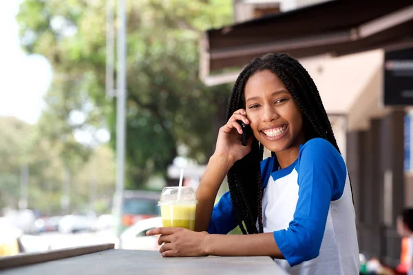 Retrato Joven Mujer Negra Feliz Hablando Teléfono Celular Cafetería Aire —  Fotos de Stock