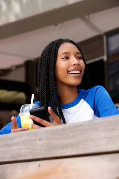 Ritratto Giovane Donna Africana Moderna Con Cellulare Seduto Caffè — Foto Stock