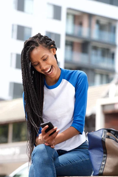 Porträtt Afrikanska Amerikanska Flickan Läsa Textmeddelande Mobiltelefonen Utomhus — Stockfoto