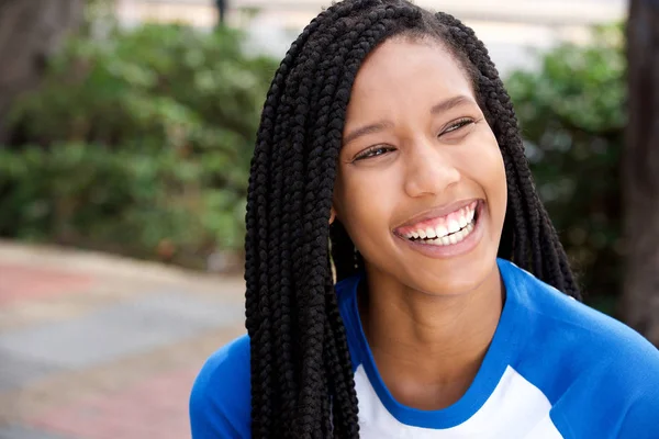 Primer Plano Retrato Hermosa Sonriente Chica Afroamericana Con Trenzas —  Fotos de Stock