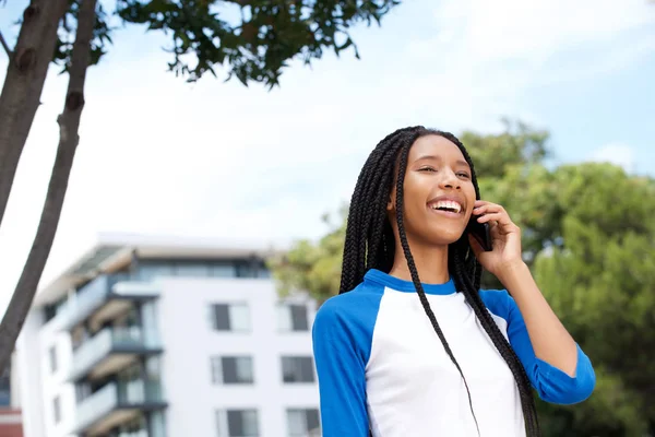 Крупним Планом Портрет Молодої Африканки Йде Відкритому Повітрі Розмовляє Телефону — стокове фото