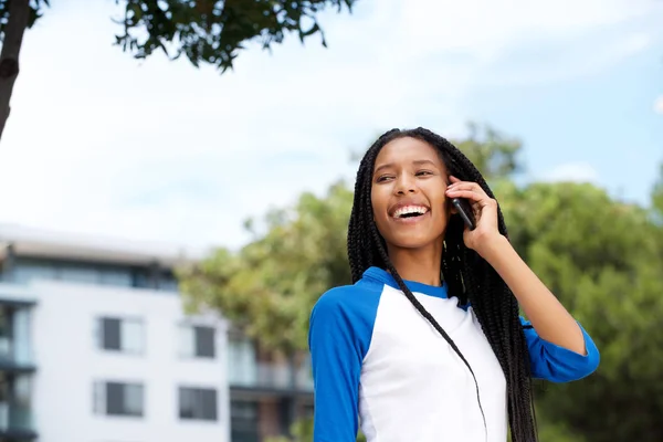Крупним Планом Портрет Красивої Чорної Дівчини Ходить Розмовляє Мобільному Телефоні — стокове фото
