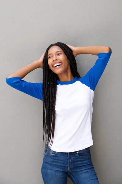 Portrét Veselá Mladá Černoška Vlasy Ustřihne Usmívající Šedé Zdi — Stock fotografie