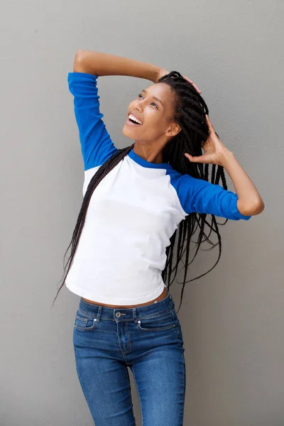 Retrato Mulher Africana Jovem Moda Com Mãos Cabelo Olhando Para — Fotografia de Stock