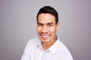 Gri arka plan üzerinde gülümseyen eski bir Asya adam portresi kapatın