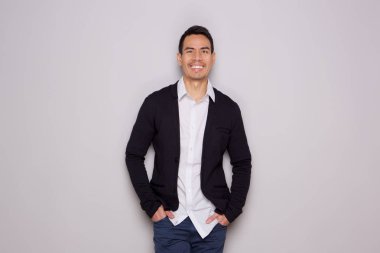 Şık orta yaşlı adam gri arka plan üzerinde poz portresi