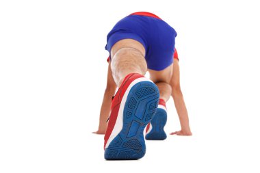 beyaz arka plan üzerinde uzanan sportif adam arka görünümü