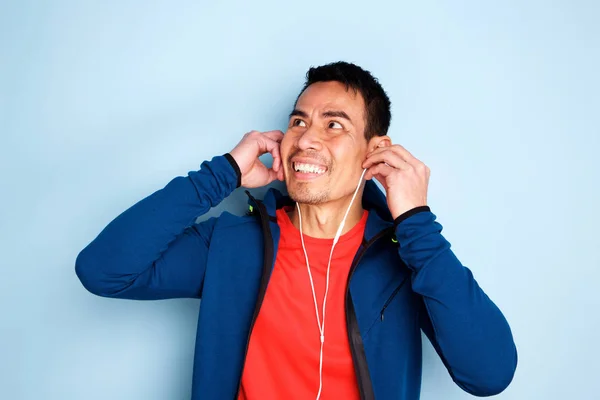 Ritratto Uomo Asiatico Maturo Mettere Auricolari Ascoltare Musica Sfondo Blu — Foto Stock