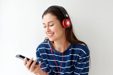 Cep telefonu görünümlü ve kulaklık ile müzik dinlemek mutlu genç kadın portresi kapatın