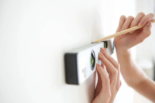 Cropped Image Female Hands Using Spirit Level Pencil Mark Straight — Stock Photo, Image