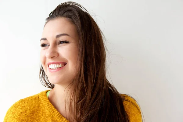 Primer Plano Retrato Hermosa Joven Riendo Contra Pared Blanca — Foto de Stock