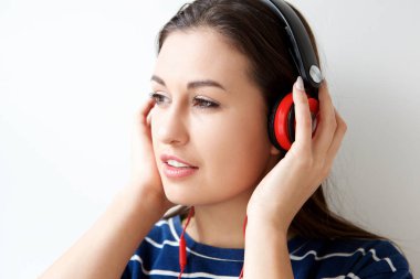Kulaklık ile müzik dinlemek güzel genç kadın portresi kapatın