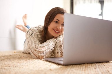 Dizüstü bilgisayar film izlerken mutlu genç kadın portresi