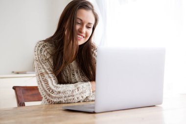 gülümseyen öğrenci laptop arıyorum